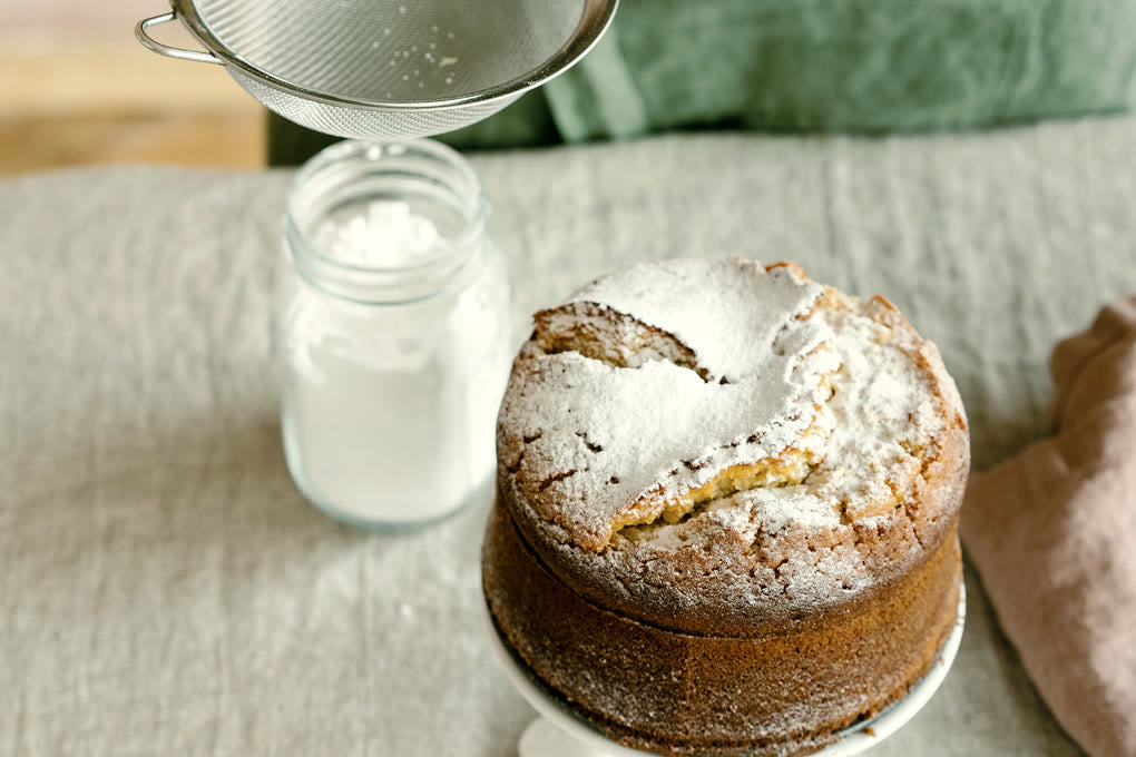 Gousses de vanille posées sur une assiette blanche