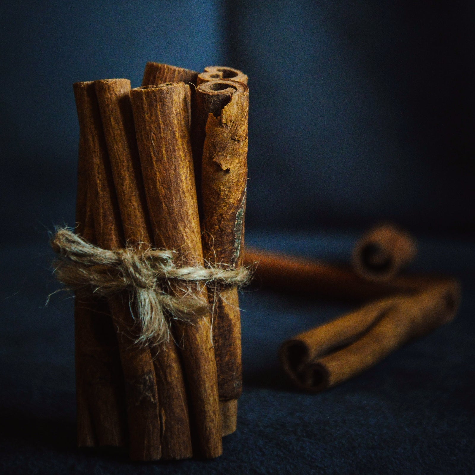 Cannelle de Madagascar en poudre, mise en scène