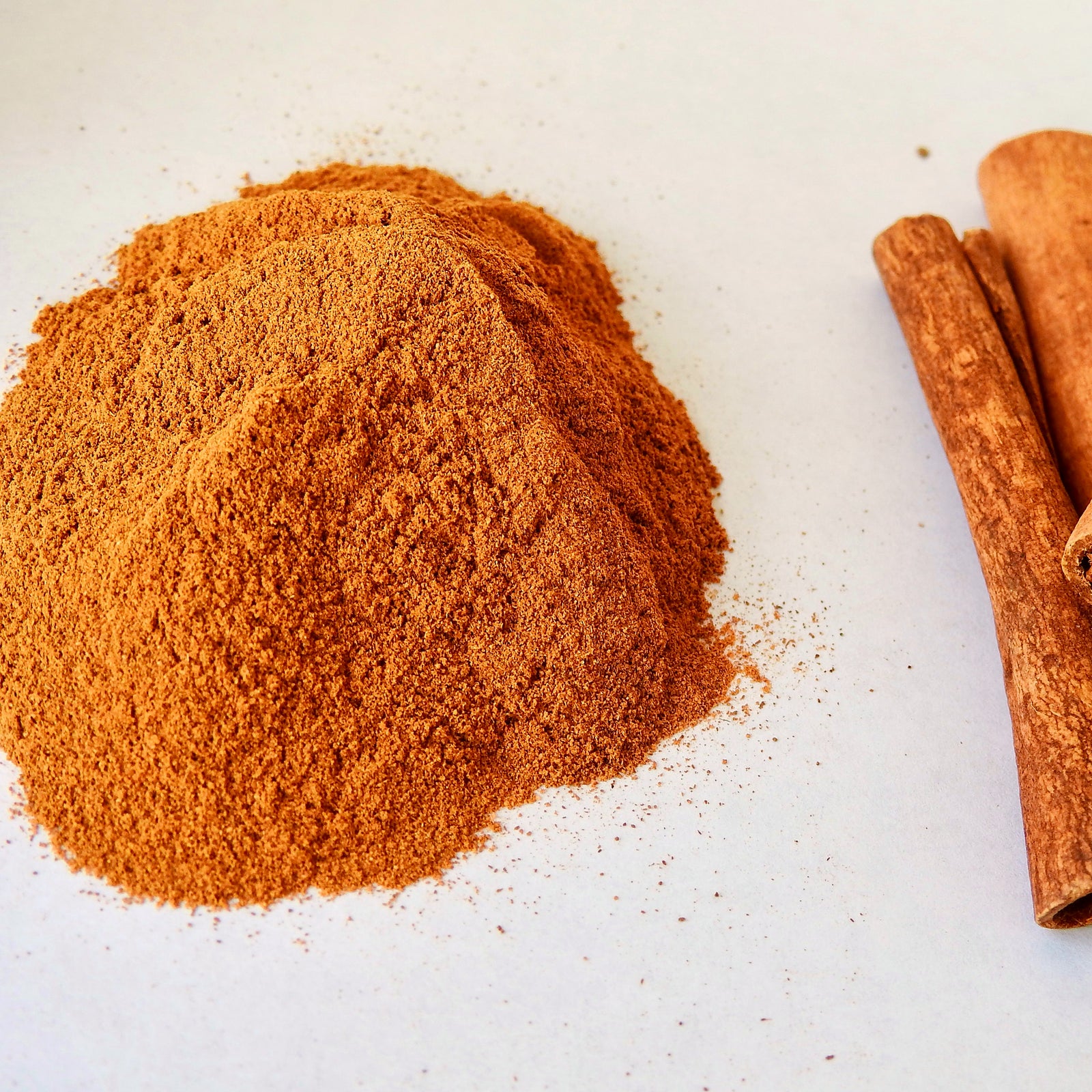 Cannelle de Madagascar en poudre, gros plan sur la matière