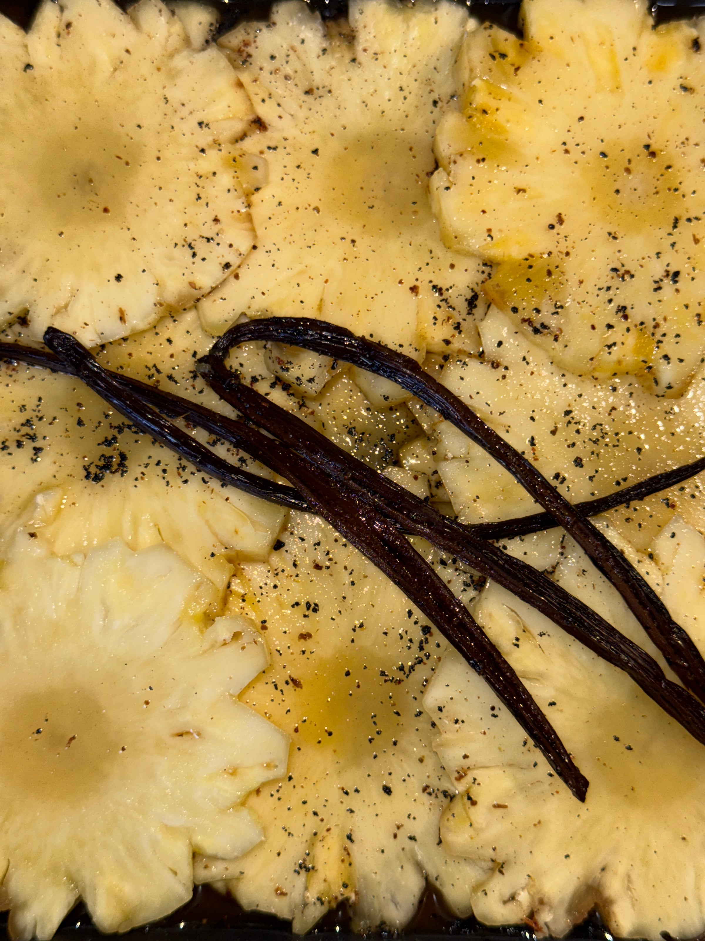 Tranches d'ananas avec des gousses de vanille et des grains de vanille