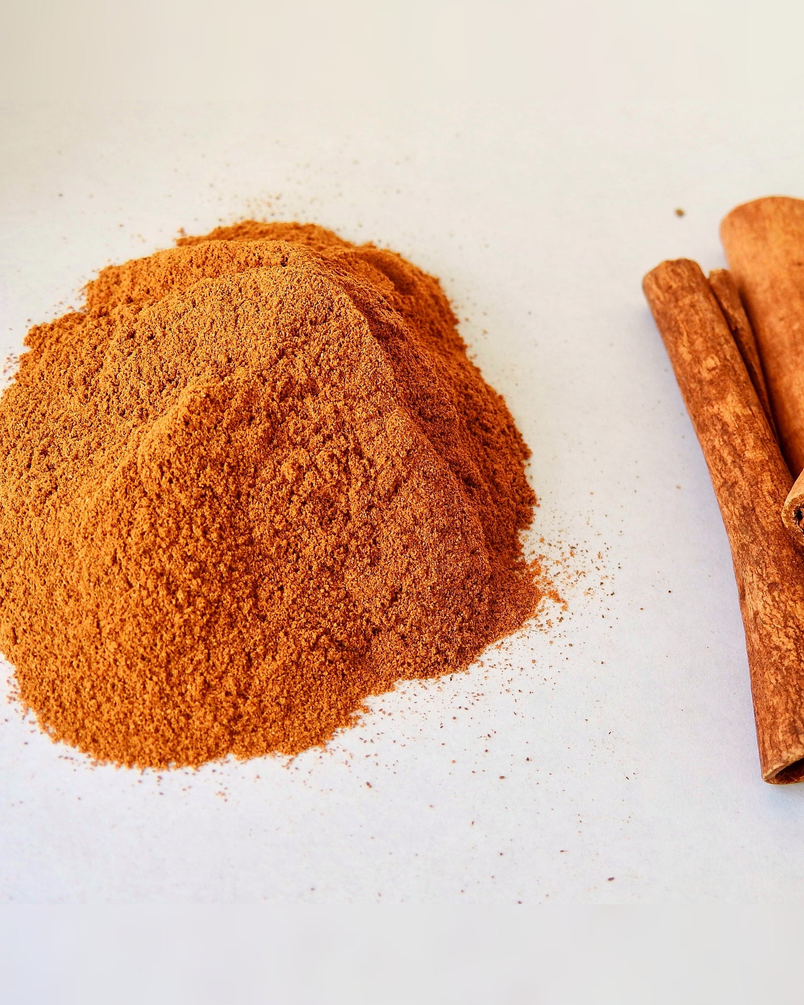 Cannelle de Madagascar en poudre, gros plan sur la matière