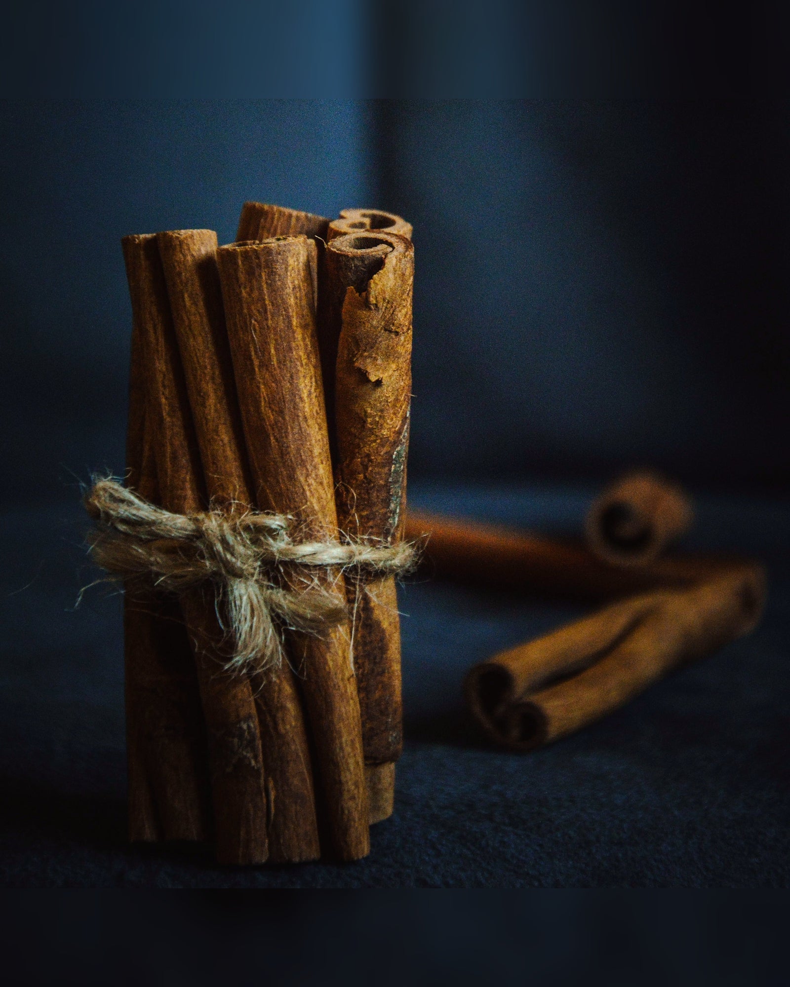 Bâtons de cannelle de Madagascar liés en fagot