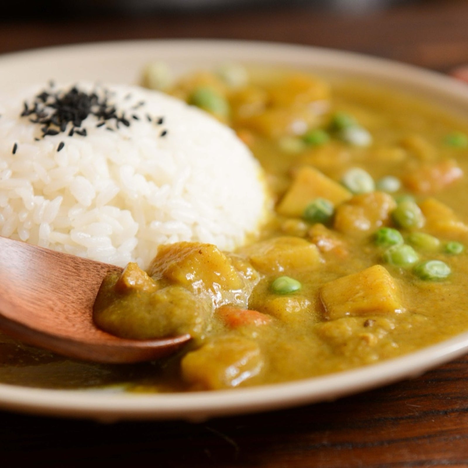 Carry mijoté au curry de Madagascar, servi avec du riz