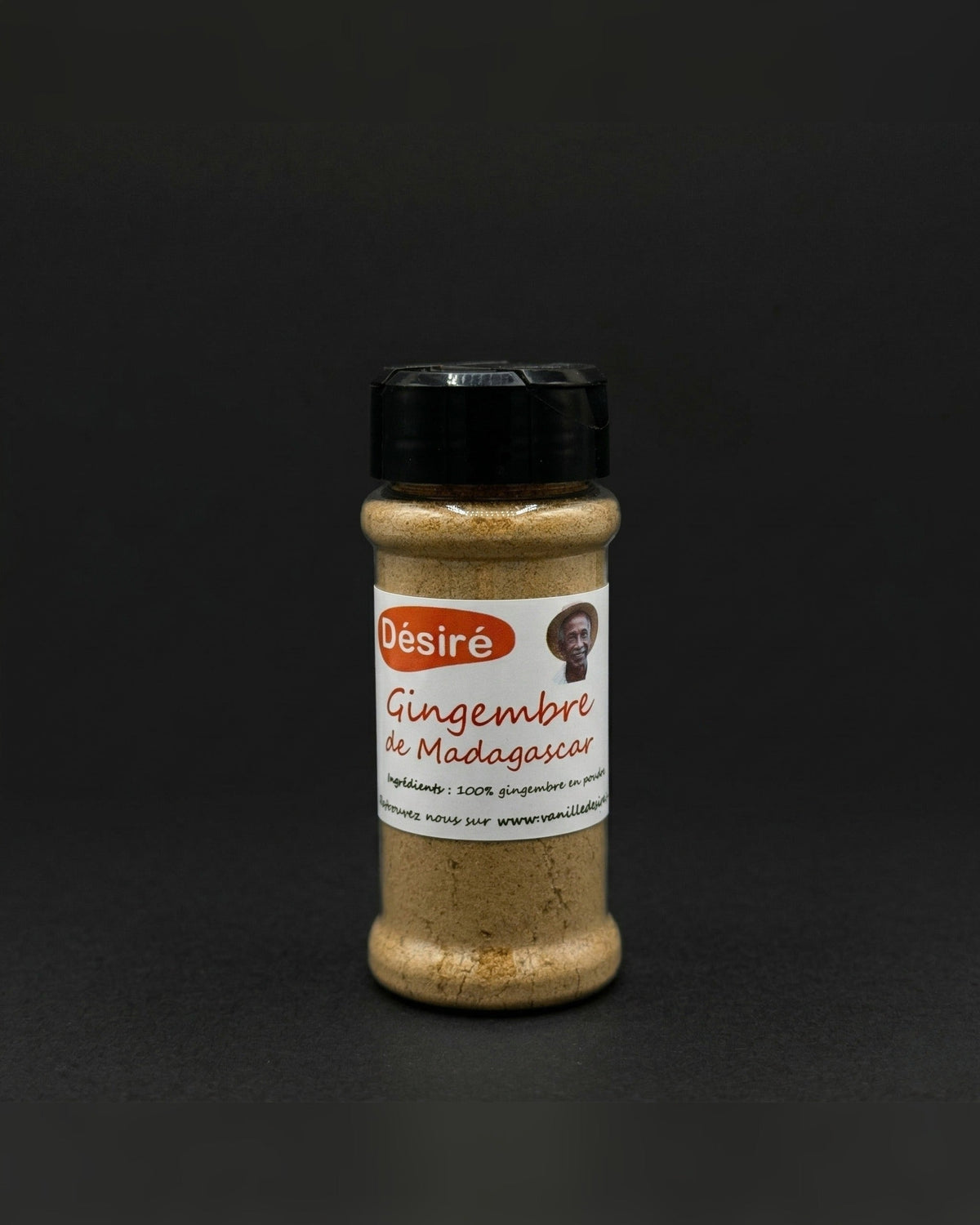 Gingembre de Madagascar en poudre, fond sombre