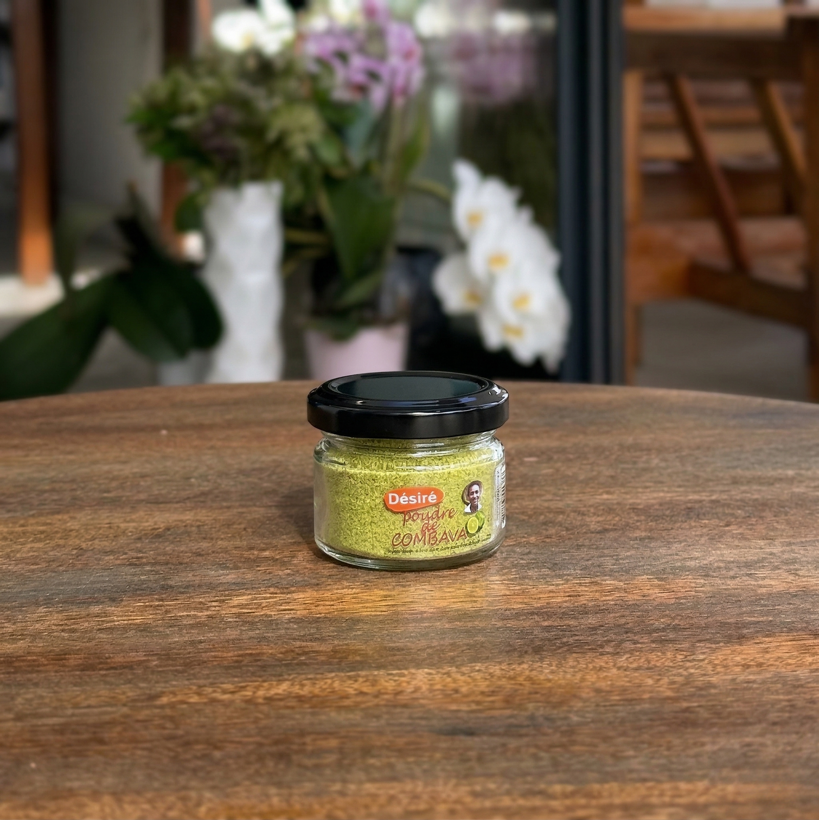Pot de poudre de combava de Madagascar posé sur une table en bois