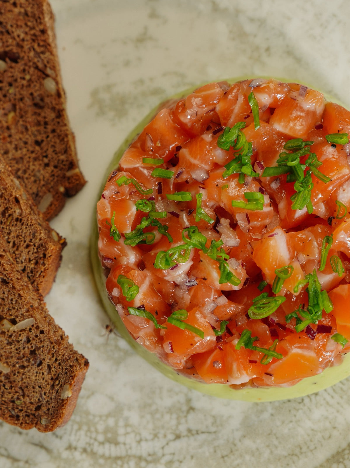Tartare de saumon, baies roses et citron