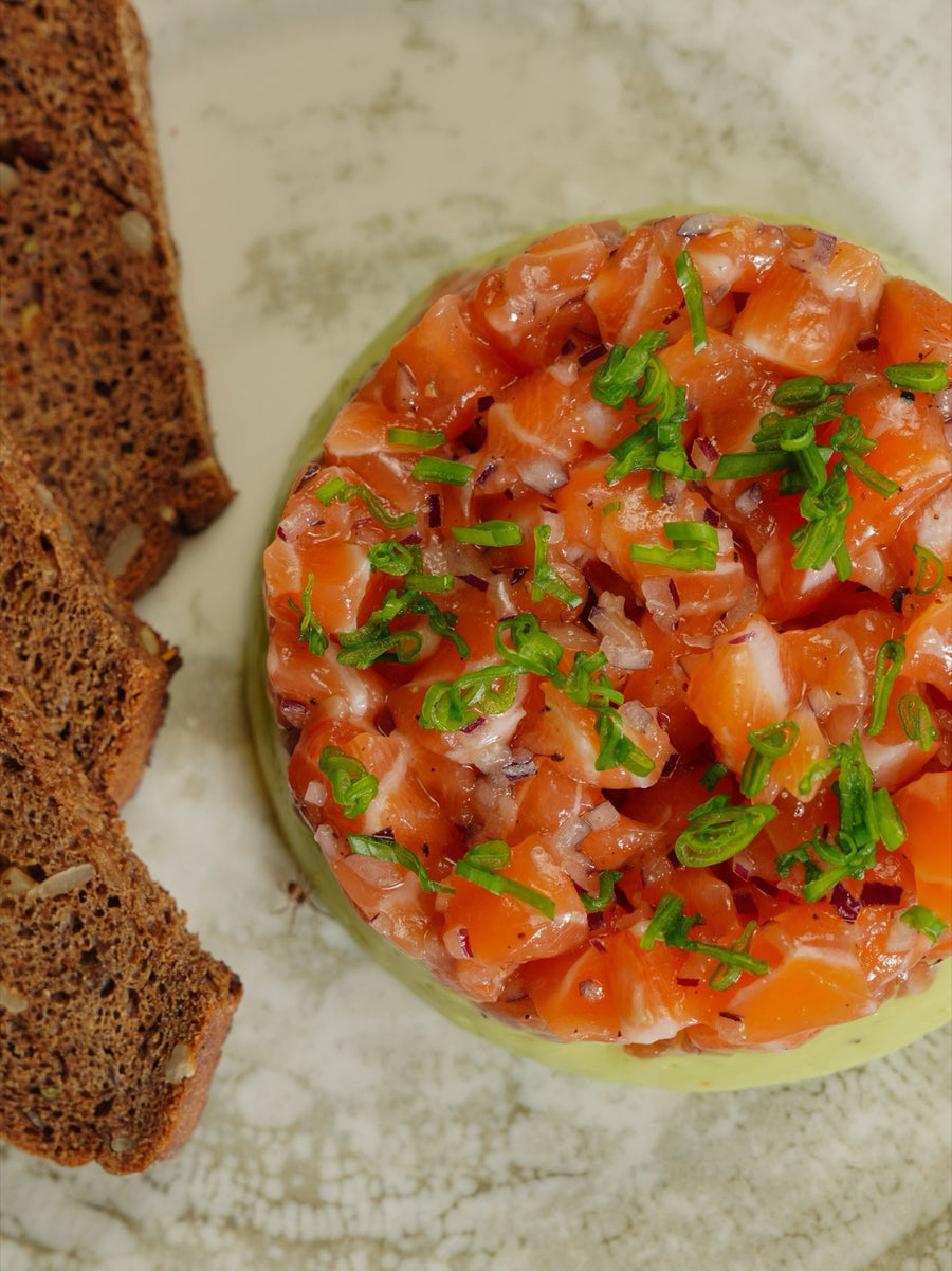 Tartare de saumon, baies roses et citron