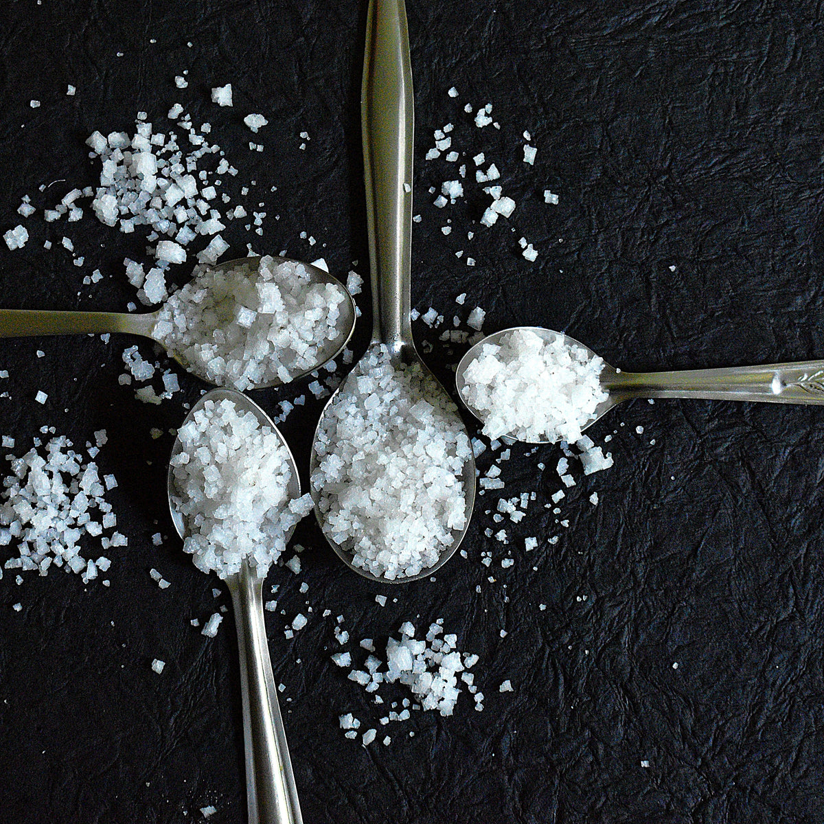 Fleur de sel de Camargue sur des cuillères