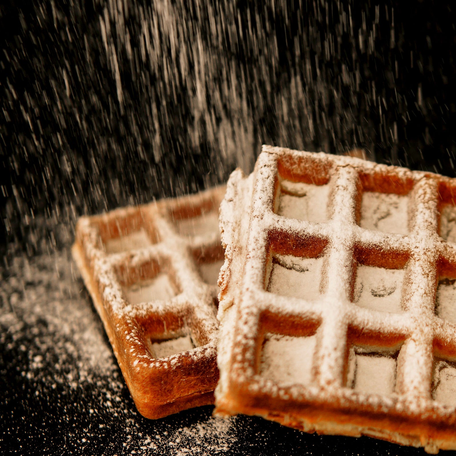 Gaufres saupoudrées de sucre vanillé Bourbon de Madagascar, fond sombre