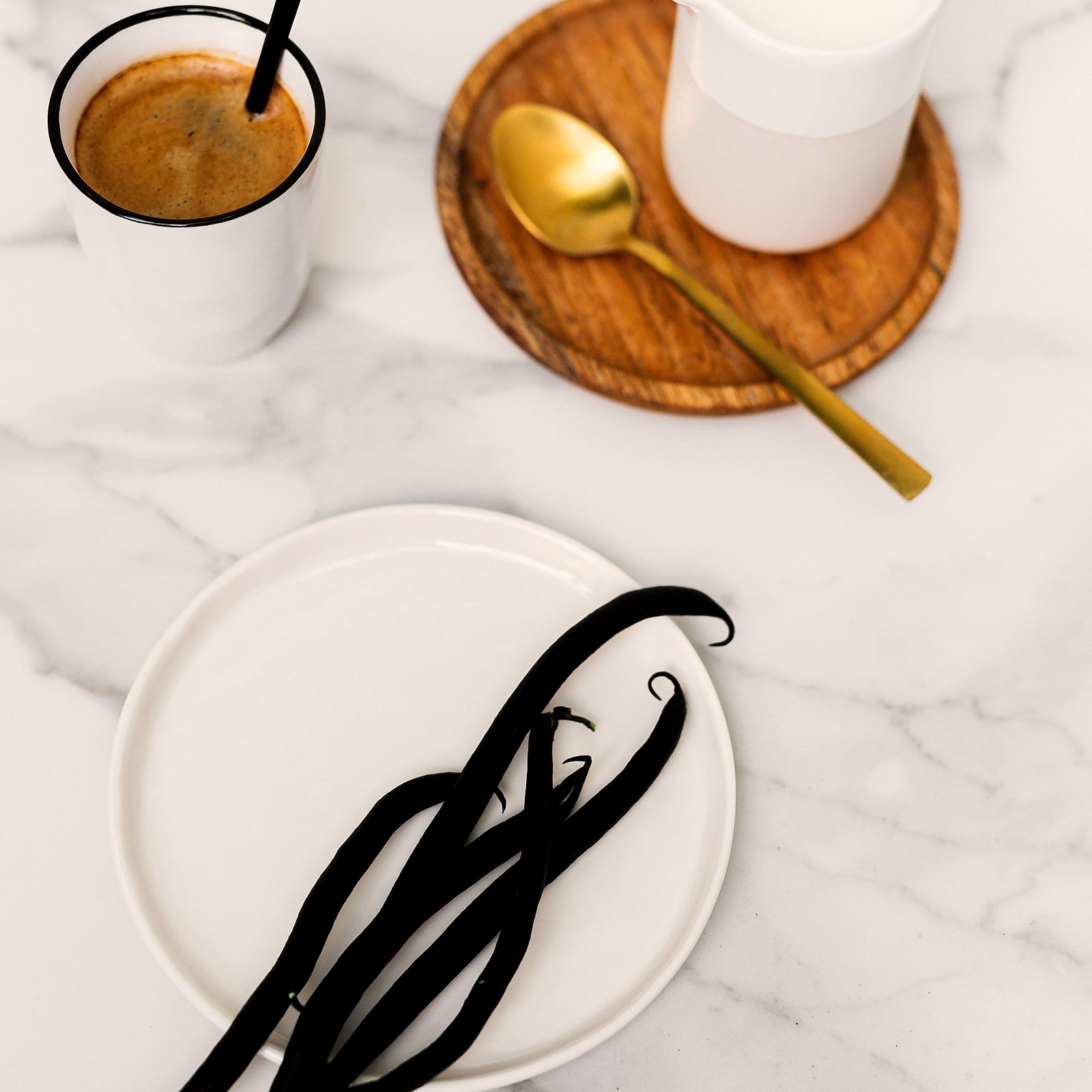Gousses de vanille de Madagascar et tasse de café, mise en scène