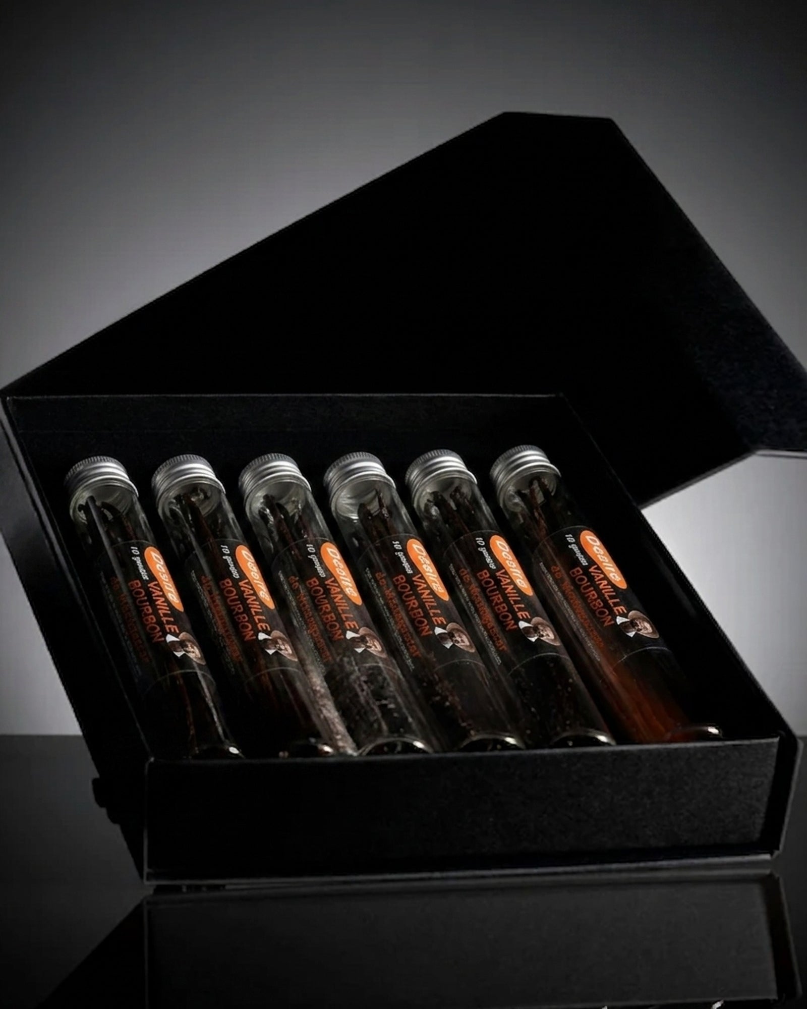 Coffret Vanille Desire ouvert, six tubes de verre de gousses de vanille Bourbon