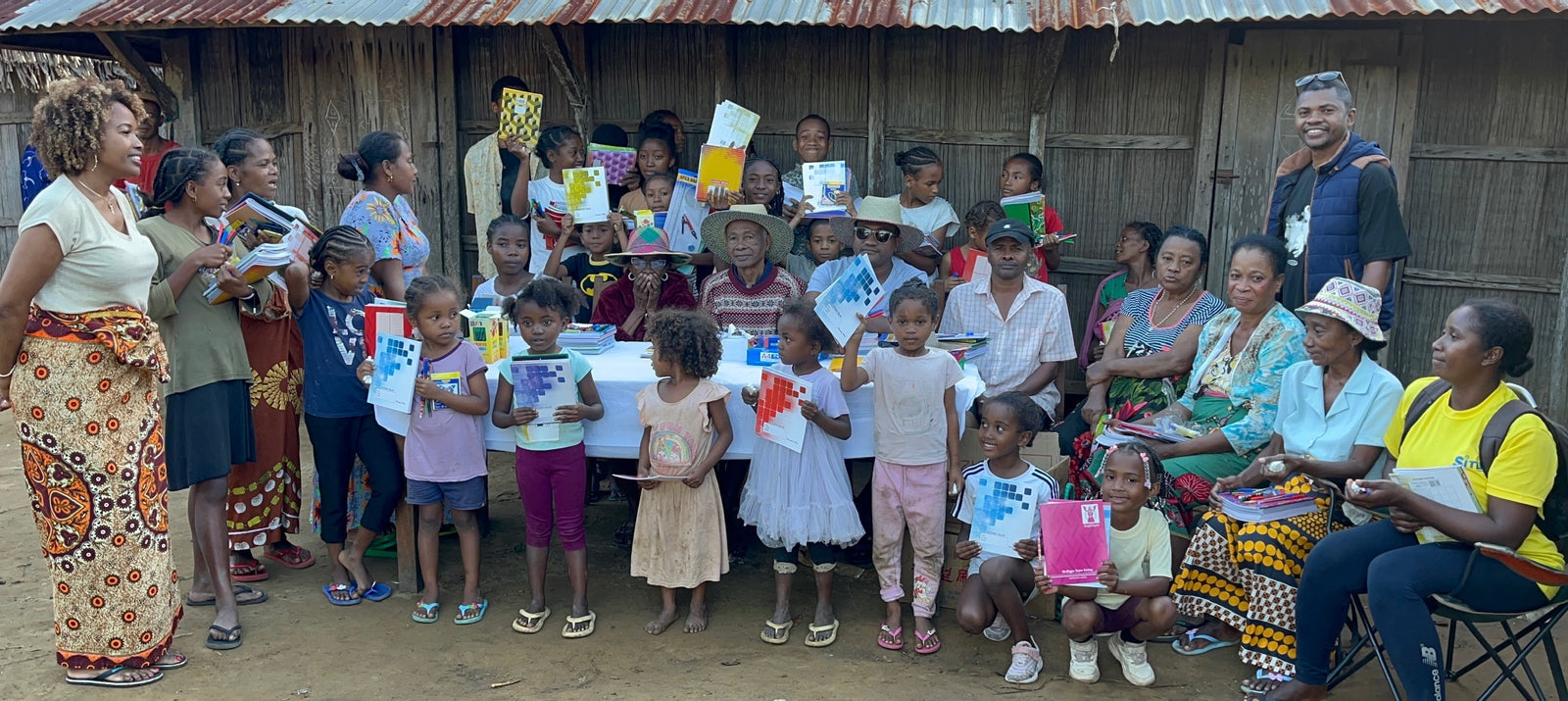 Les fournitures apportées à l'école du village