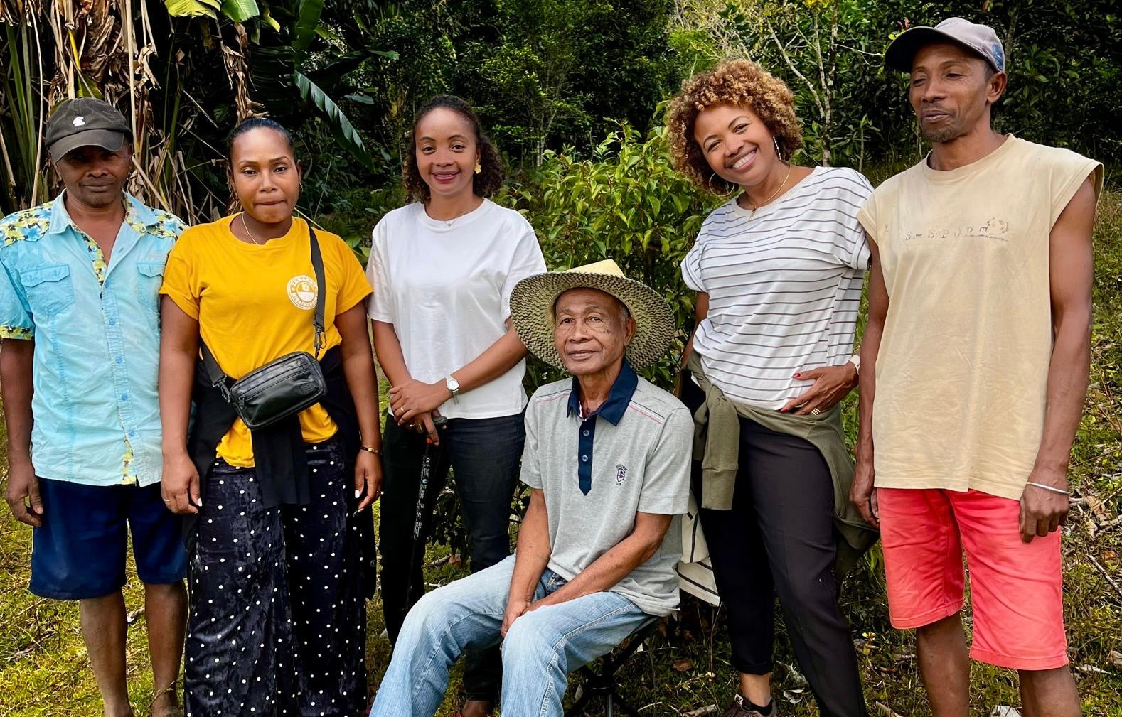 La famille réunie autour de Désiré, à Madagascar